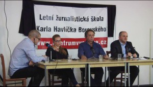 Zleva doprava: Moderátor večera Jindřich Šídlo z Hospodářských novin. Sabina Slonková, Libor Dvořák a Pawel Kowal.