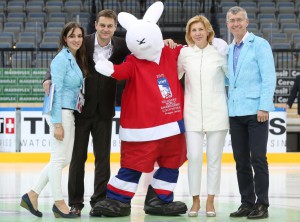Markéta Štěrbová (v bílém) s kolegy z týmu, který chystal šampionát. A samozřejmě - s jedním z králíků z klobouku.
