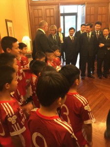 Zástupci čínské společnosti CEFC oznamují v Číně, že koupili 60% podíl ve Slavii. Na snímku fotbalista Nedvěd a šéf FAČR Pelta.