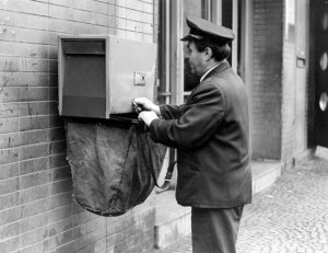 Výběr poštovní schránky před budovou pošty Praha 6, rok 1976 . Foto: Archiv ČP