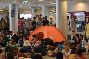 Uprchlíci na nádraží Keleti v Budapešti. Attila JANDI / Shutterstock.com