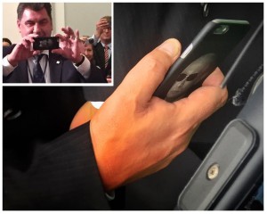 Stylový kryt mobilu, který v New Yorku předvedl poradce prezidenta Martin Nejedlý, zachytil kameraman České televize Martin Boubín.
