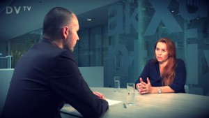 Sabina Slonková v DVtv během rozhovoru s Martinem Veselovským.