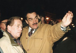 Václav Havel s Karlem Schwarzenbergem při zkoušce nového osvětlení Hradu. Foto: Archiv KS