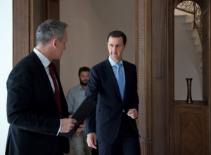"Nejdřív jsem byl vrah, pak mírotvůrce, potom řezník, teď je to zase lepší." B. Assad, okomentoval Michal Kubal tuto fotku na svém Twitteru.