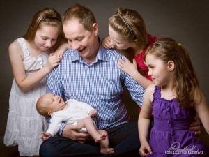 Petr Gazdík a jeho čtyři děti. Nejmladšího Martina si z porodnice přivezl v dubnu 2014. Foto: facebookové stránky PG