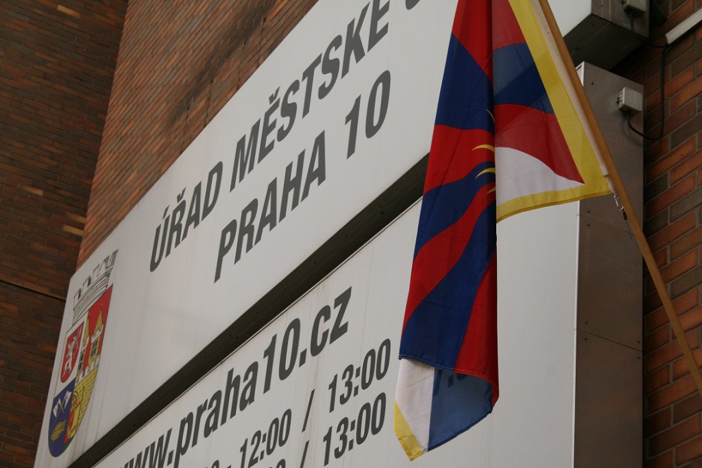 Radnice Prahy 10 vyvěsila tibetskou vlajku. Březen 2016. Foto: Simona Holecová, Neo